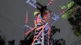 Petugas PLN saat sedang melakukan penormalan di Gardu listrik PLN. Foto (PLN NTB)