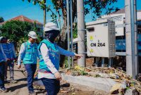 General Manager PLN Unit Induk Wilayah Nusa Tenggara Barat (UIW NTB), Sri Heny Purwanti, mengunjungi langsung lokasi terdampak banjir di Kota Mataram pada Senin (7/7/2025). Foto (PLN NTB)