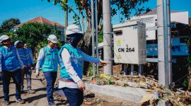 General Manager PLN Unit Induk Wilayah Nusa Tenggara Barat (UIW NTB), Sri Heny Purwanti, mengunjungi langsung lokasi terdampak banjir di Kota Mataram pada Senin (7/7/2025). Foto (PLN NTB)