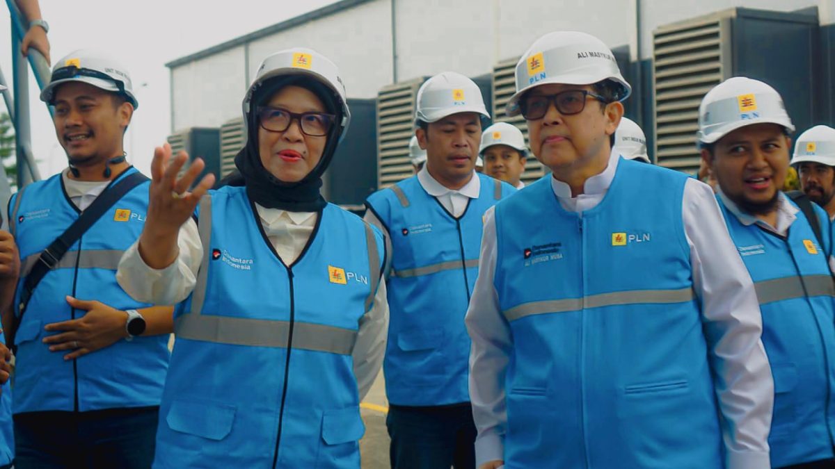 General Manager PLN UIW NTB, Sri Heny Purwanti (Kiri) saat mendampingi Komisaris Independen PT PLN (Persero), Dr. H. Ali Masykur Musa, M.Si., M.Hum., melakukan kunjungan kerja ke PT PLN (Persero) Unit Induk Wilayah Nusa Tenggara Barat (UIW NTB), Sabtu (12/7/2025). Foto (PLN NTB)