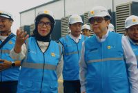 General Manager PLN UIW NTB, Sri Heny Purwanti (Kiri) saat mendampingi Komisaris Independen PT PLN (Persero), Dr. H. Ali Masykur Musa, M.Si., M.Hum., melakukan kunjungan kerja ke PT PLN (Persero) Unit Induk Wilayah Nusa Tenggara Barat (UIW NTB), Sabtu (12/7/2025). Foto (PLN NTB)