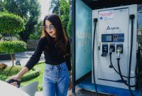 Salah seorang pengguna Kendaraan Listrik saat mengisi daya di SPKLU. Foto (PLN NTB)