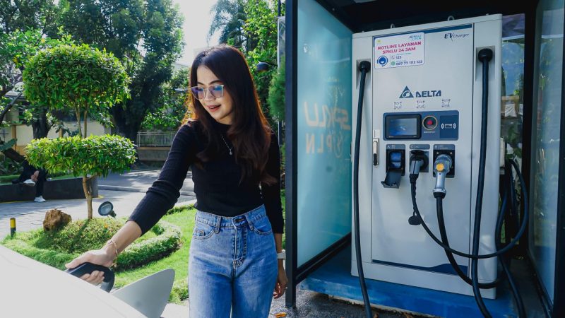 Salah seorang pengguna Kendaraan Listrik saat mengisi daya di SPKLU. Foto (PLN NTB)