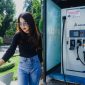 Salah seorang pengguna Kendaraan Listrik saat mengisi daya di SPKLU. Foto (PLN NTB)