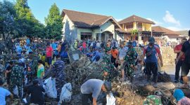 TNI dan Warga bahu membahu membersihkan sisa-sisa sampah pasca banjir yang melanda Minggu 6 Juli 2025. Foto (Doc.Ist).