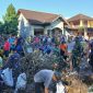 TNI dan Warga bahu membahu membersihkan sisa-sisa sampah pasca banjir yang melanda Minggu 6 Juli 2025. Foto (Doc.Ist).
