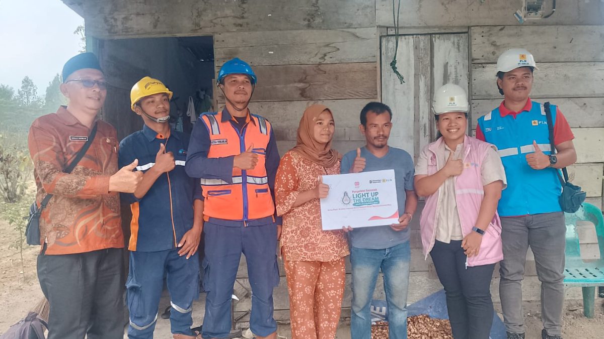 Ranju Rambo Samosir, warga Desa Hutagaol Peatalun, Kecamatan Balige salah seorang penerima pemasangan listrik gratis dalam program light up the dream PLN. Foto (Kemenag.go.id).
