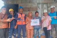 Ranju Rambo Samosir, warga Desa Hutagaol Peatalun, Kecamatan Balige salah seorang penerima pemasangan listrik gratis dalam program light up the dream PLN. Foto (Kemenag.go.id).