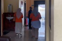 Dewi Noviany dan Rabiatul Adawiyah berjalan menuju ruangan tipidkor Polresta Mataram. Foto (Dok:Ist) 