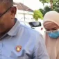 Penyidik Polresta Mataram menggiring Rabiatul Adawiyah usai menjalani pemeriksaan sebagai tersangka kasus korupsi pengadaan masker COVID-19 tahun anggaran 2020, Sabtu (2/8/2025).