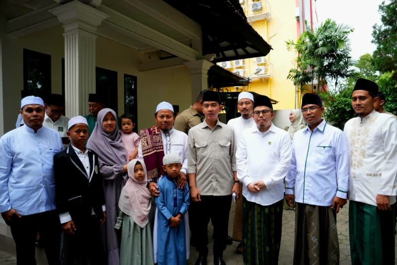 Foto bersama Wakil Presiden (Wapres) Republik Indonesia, Gibran Rakabuming Raka bersama sejumlah tokoh ulama dan Pimpinan Pondok Pesantren. (Doc. Istimewa)