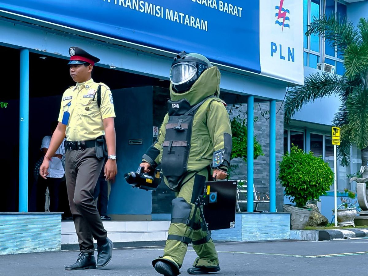Tim Gegana Satuan Brimob Kepolisian Daerah NTB menurunkan 1 unit penjinak bom (jibom) beranggotakan 10 personel, lengkap dengan peralatan khusus untuk deteksi, proteksi, penjinakan, dan pendukung operasi. Foto (PLN NTB).