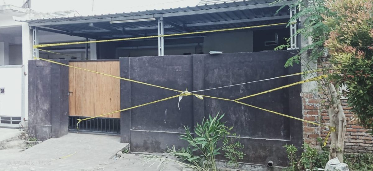 Lokasi kejadian NU (27) yang mayatnya di cor di sebuah sumur yang berada didalam rumah terduga pelaku IMB yang kini sudah dipasang garis polisi. Sabtu (23/08/2025). Foto (Dedi Suhadi/gontb)