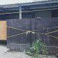 Lokasi kejadian NU (27) yang mayatnya di cor di sebuah sumur yang berada didalam rumah terduga pelaku IMB yang kini sudah dipasang garis polisi. Sabtu (23/08/2025). Foto (Dedi Suhadi/gontb)