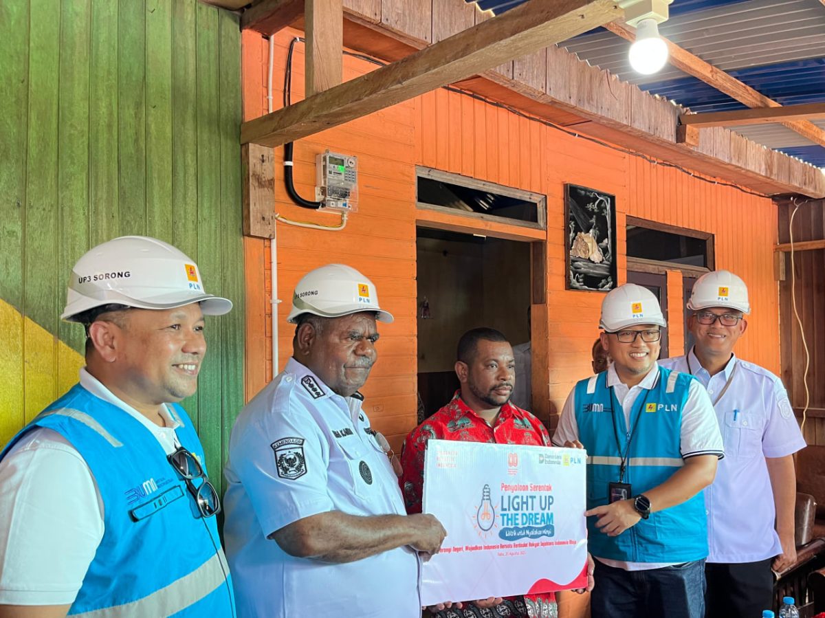 Penyambungan listrik pasang baru program Light Up The Dream (LUTD) oleh PLN UP3 Sorong. Foto (PLN)
