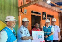 Penyambungan listrik pasang baru program Light Up The Dream (LUTD) oleh PLN UP3 Sorong. Foto (PLN)

