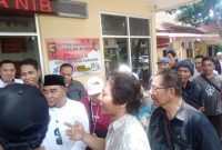 Massa aksi dari keluarga Brigadir Esco Fasca Rely saat berorasi ke kantor Mapolda NTB. Kamis (11/09/2025). Foto (Ramli Ahmad/gontb).