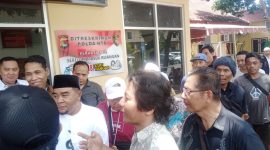 Massa aksi dari keluarga Brigadir Esco Fasca Rely saat berorasi ke kantor Mapolda NTB. Kamis (11/09/2025). Foto (Ramli Ahmad/gontb).