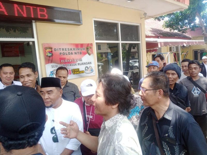 Massa aksi dari keluarga Brigadir Esco Fasca Rely saat berorasi ke kantor Mapolda NTB. Kamis (11/09/2025). Foto (Ramli Ahmad/gontb).