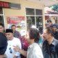 Massa aksi dari keluarga Brigadir Esco Fasca Rely saat berorasi ke kantor Mapolda NTB. Kamis (11/09/2025). Foto (Ramli Ahmad/gontb).