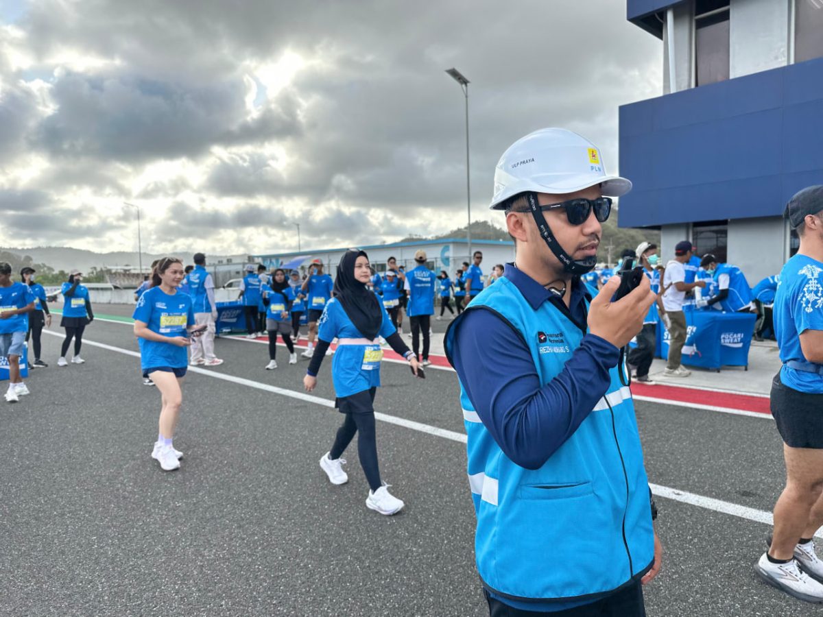 Personel PLN NTB yang sukses mengawal dan menjaga pasokan listrik pada event Pocar sweat Run 2025 yang berlangsung di Sirkuit Mandalika. Minggu (14/09/2025). Foto (PLN NTB)