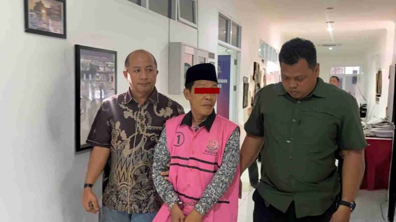 Kades Bagik Polak inisial AAP saat tiba di kantor Kejari Mataram. Jumat (26/09/2025).