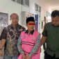 Kades Bagik Polak inisial AAP saat tiba di kantor Kejari Mataram. Jumat (26/09/2025).