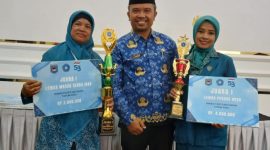 Lurah Pejarakan Karya, Mulhakim, SH (Tengah) saat mendampingi perwakilan pemenang Lomba. Foto (Doc.Kelurahan Pejarakan Karya).