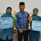 Lurah Pejarakan Karya, Mulhakim, SH (Tengah) saat mendampingi perwakilan pemenang Lomba. Foto (Doc.Kelurahan Pejarakan Karya).