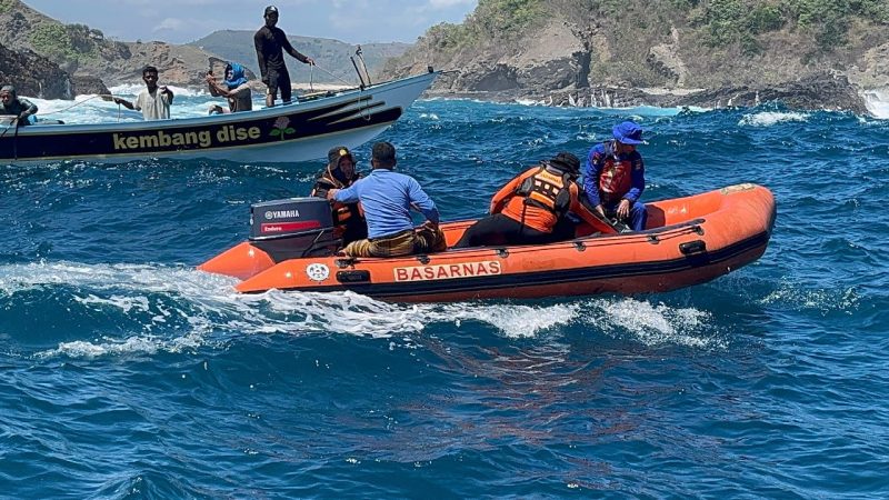 SAR Mataram saat melakukan pencarian kepada seorang pemancing, Mus Muliadi (50), warga Kembang Kuning, Narmada, ditemukan dalam kondisi meninggal dunia pada Minggu siang, 21 September 2025. Foto (SAR Mataram).