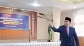 Kepala Kanwil Kemenag NTB, Zamroni Aziz, viral lempar gagang mikrofon. [Dok. Istimewa]