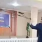 Kepala Kanwil Kemenag NTB, Zamroni Aziz, viral lempar gagang mikrofon. [Dok. Istimewa]