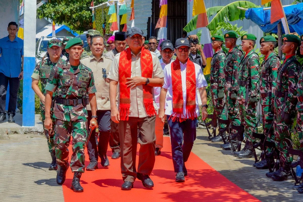 Gubernur NTB Dr. Lalu Muhamad Iqbal mendampingi Menteri Pertahanan RI, Menteri Kesehatan RI dan Panglima TNI meninjau pembangunan Batalyon Infanteri Teritorial Pembangunan 835/Samota Yudha Bakti di Desa Kerekeh, Kecamatan Unter Iwis, Kabupaten Sumbawa Besar (18/10/2025). Foto (Pemprov NTB).