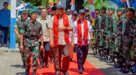 Gubernur NTB Dr. Lalu Muhamad Iqbal mendampingi Menteri Pertahanan RI, Menteri Kesehatan RI dan Panglima TNI meninjau pembangunan Batalyon Infanteri Teritorial Pembangunan 835/Samota Yudha Bakti di Desa Kerekeh, Kecamatan Unter Iwis, Kabupaten Sumbawa Besar (18/10/2025). Foto (Pemprov NTB).