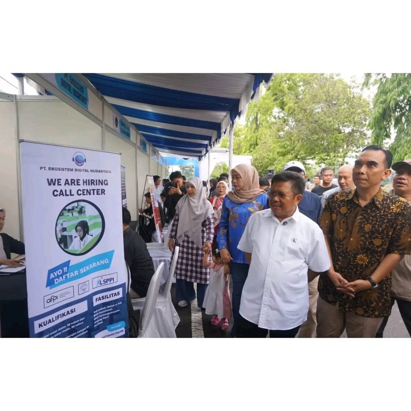 Bupati Lombok Barat H. Lalu Ahmad Zaini (LAZ) Bersama Wakil Bupati Lombok Barat Hj. Nurul Adha dan dihadiri oleh Para Asisten Setda Lobar, Para Kepala Organisasi Perangkat Daerah (OPD), Para Camat, dan tamu undangan lainnya membuka secara resmi kegiatan Job Fair. Sabtu, (25/10/2025). Foto (Doc.Ist).