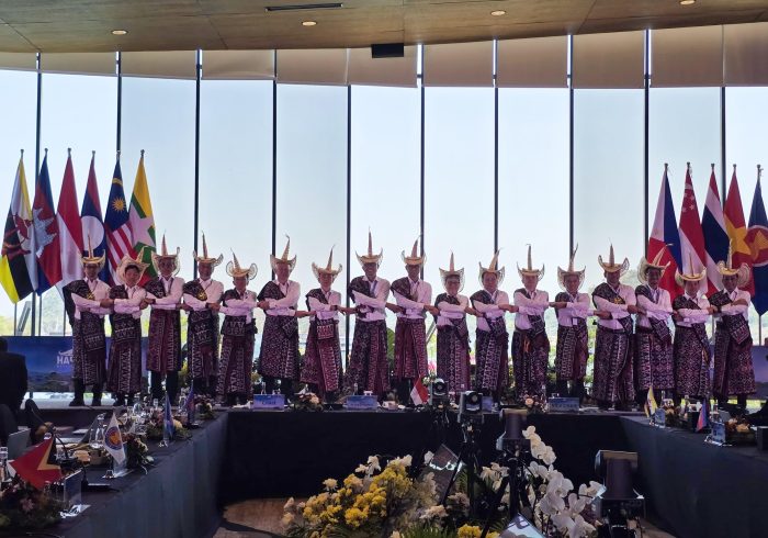Foto bersama _Head of Delegations_ saat menghadiri _The 41st_ HAPUA _Council Meeting_ di Labuan Bajo, Kabupaten Manggarai Barat, Nusa Tenggara Timur, sebagai wujud kolaborasi lintas negara Asia Tenggara dalam memperkuat sistem interkoneksi kelistrikan di kawasan.