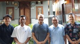 Anggota DPR RI dari daerah pemilihan (dapil) NTB II Pulau Lombok, H. Fauzan Khalid menerima utusan tenaga honorer non database Wilayah NTB di Sandik, Kecamatan Batu Layar, Kabupaten Lombok Barat, Nusa Tenggara Barat (NTB), Ahad sore (19/10/2025). Foto (Ramli/gontb).
