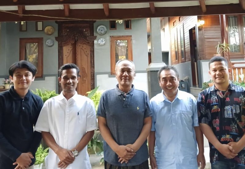 Anggota DPR RI dari daerah pemilihan (dapil) NTB II Pulau Lombok, H. Fauzan Khalid menerima utusan tenaga honorer non database Wilayah NTB di Sandik, Kecamatan Batu Layar, Kabupaten Lombok Barat, Nusa Tenggara Barat (NTB), Ahad sore (19/10/2025). Foto (Ramli/gontb).