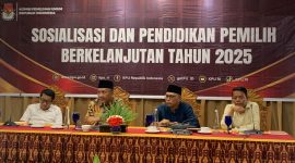 (Dua dari kiri): Anggota DPR RI dari daerah pemilihan (dapil) NTB II Pulau Lombok, H. Fauzan Khalid dalam Sosialisasi dan Pendidikan Pemilih Berkelanjutan Tahun 2025 di Senggigi, Kecamatan Batu Layar, Kabupaten Lombok Barat, Nusa Tenggara Barat (NTB), Selasa (21/10/2025). Foto (Doc.ist).