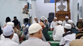 Anggota DPR RI, H. Fauzan Khalid menemui jamaah Masjid Nurul Huda, di Lingkungan Montong Are, Kelurahan Mandalika, Kecamatan Sandubaya, Kota Mataram, NTB, Rabu (22/10/2025). Foto (Doc.Ist).
