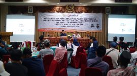 Anggota DPR RI dari daerah pemilihan (dapil) Pulau Lombok, H, Fauzan Khalid saat menjadi narasumber kegiatan sosialisasi dan penguatan pengawasan partisipatif dalam pengawasan penyelenggaraan pemilihan umum bersama Bawaslu, di Senggigi, Lombok Barat, NTB, Jumat (24/10/2025).