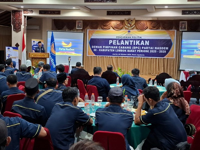 pelantikan Dewan Pimpinan Cabang (DPC) Partai NasDem se-Kabupaten Lombok Barat Periode 2025-2029 di Senggigi, Lombok Barat, NTB, Jumat (24/10/2025).