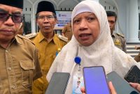 Kepala Dinas Sosial Lombok Barat, H. Lalu Winengan, S.P., M.M Dampingi Wagub Bagikan Kursi Roda Untuk Disabilitas dan Lansia. Foto (Ramli/Gontb).