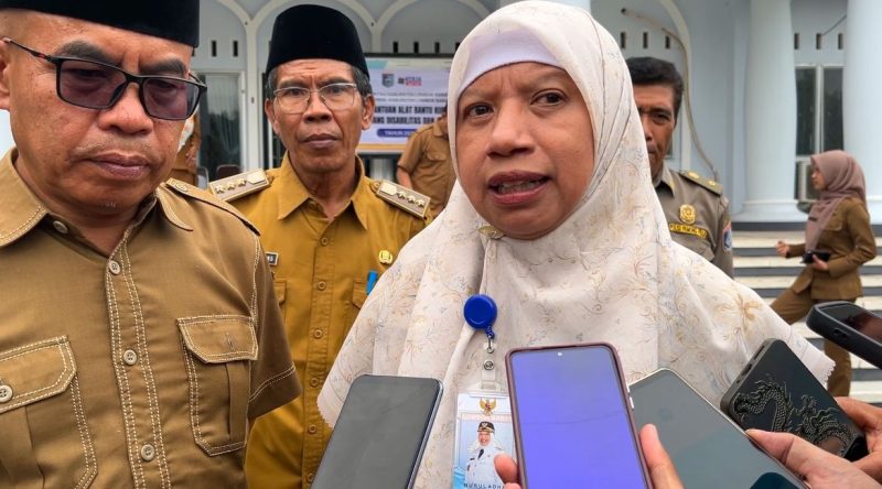 Kepala Dinas Sosial Lombok Barat, H. Lalu Winengan, S.P., M.M Dampingi Wagub Bagikan Kursi Roda Untuk Disabilitas dan Lansia. Foto (Ramli/Gontb).