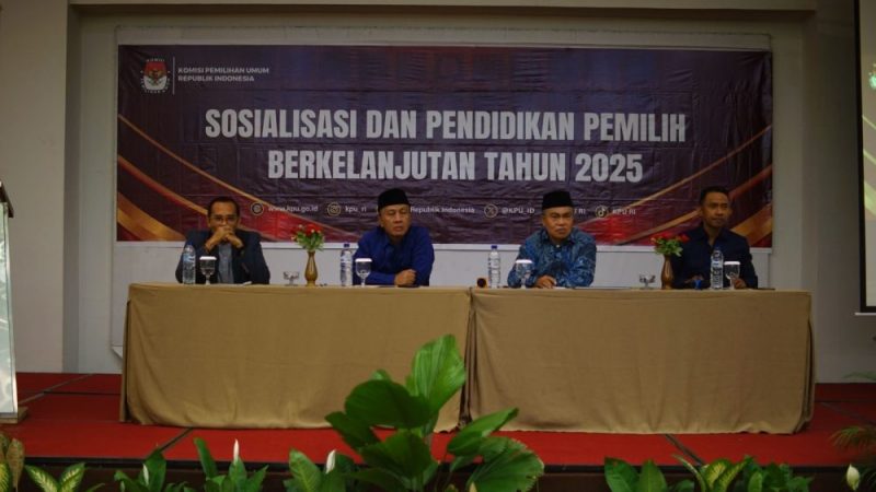 Anggota DPR RI Fraksi NasDem, H. Fauzan Khalid saat menjadi keynote speech sosialisasi pendidikan pemilih (sosdiklih) bersama Komisi Pemilihan Umum (KPU) di Praya, Lombok Tengah, NTB, Senin (27/10/2025). Foto (Doc.Ist)