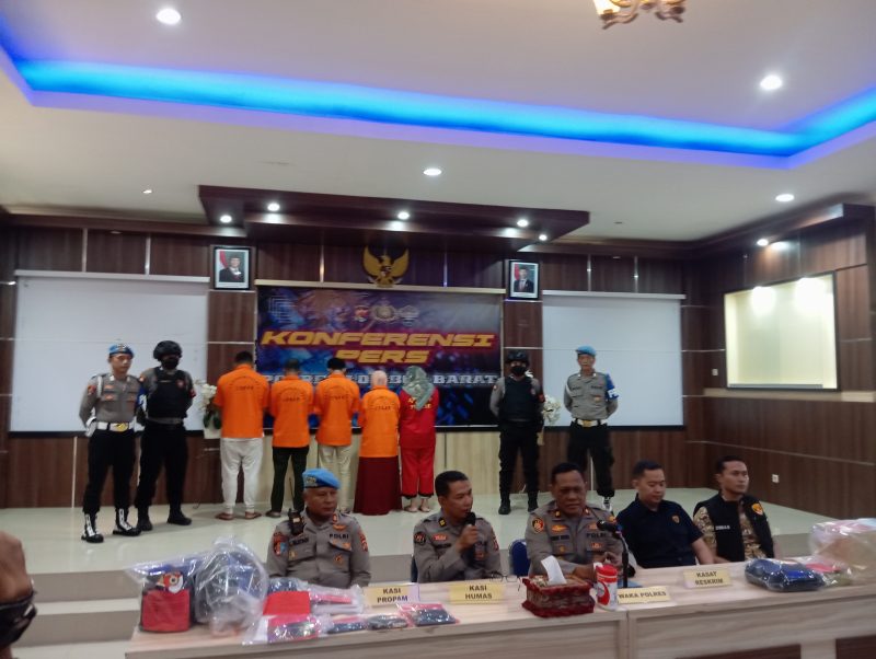 Kepolisian Resor Lombok Barat menggelar konferensi pers terkait penetapan kelima tersangka dalam pembunuhan Brigadir Esco Faska Rely. Foto (Ramli/gontb)