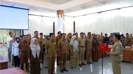 Bupati Lombok Barat H. Lalu Ahmad Zaini (Laz) mengukuhkan tim Koordinasi Penanggulangan Kemiskinan yang berlangsung di Aula Utama Bupati, Kantor Bupati Lombok Barat, Senin (20/10/2025). Foto (Ramli/gontb).