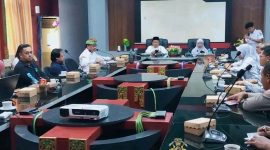 Bupati Lombok Barat H.  Lalu Ahmad Zaini (Laz) yang didampingi Wakil Bupati Lombok Barat (Lobar) Hj. Nurul Adha dalam Kegiatan Expose Senggigi Sunset Jazz 2025 (SSJ) di Ruang Rapat Jayengrane, Kantor Bupati Lombok Barat, Rabu (22/10/2025). 