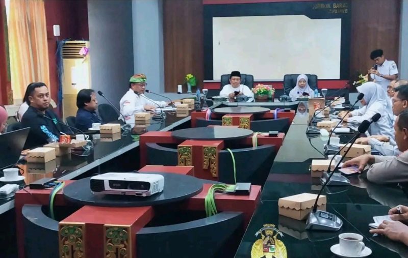 Bupati Lombok Barat H.  Lalu Ahmad Zaini (Laz) yang didampingi Wakil Bupati Lombok Barat (Lobar) Hj. Nurul Adha dalam Kegiatan Expose Senggigi Sunset Jazz 2025 (SSJ) di Ruang Rapat Jayengrane, Kantor Bupati Lombok Barat, Rabu (22/10/2025). 