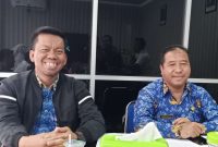(Kanan) Inspektur Lombok Barat, Suparlan dan Kepala Badan Kepegawaian dan Pengembangan Sumber Daya Manusia (BKPSDM) Kabupaten Lombok Barat, Jamaludin. Foto (Doc.Ist)